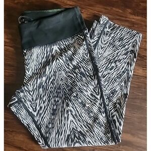 Nike Dri Fit Capri Leggings Womens Medium Epic Tight Running Zebra  Black White